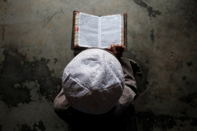Menino aprende a ler o Alcorão em uma madrassa, ou escola religiosa islâmica, durante o mês sagrado de Ramadã, nos arredores de Agartala, na Índia - 29/05/2017