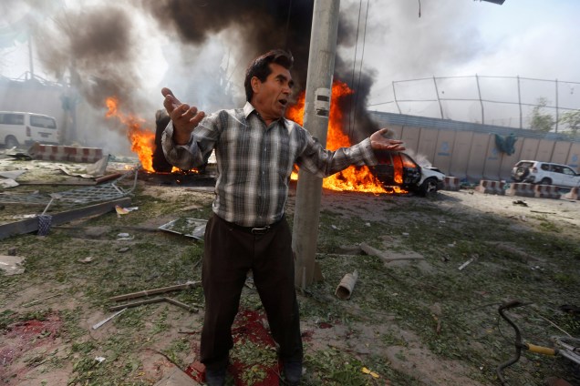Homem reage no local de uma explosão em Cabul, Afeganistão - 31/05/2017