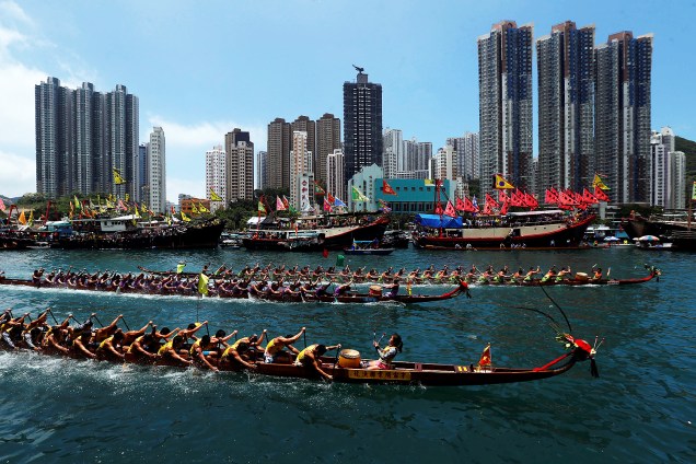 Competidores participam de corrida durante o Tuen ou festival do barco do dragão em Hong Kong - 30/05/2017