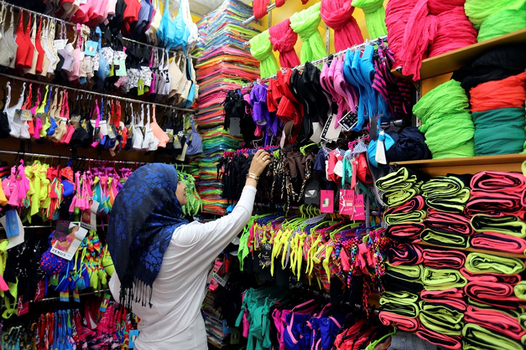 Mulher faz compras em uma loja em Beirute, no Líbano