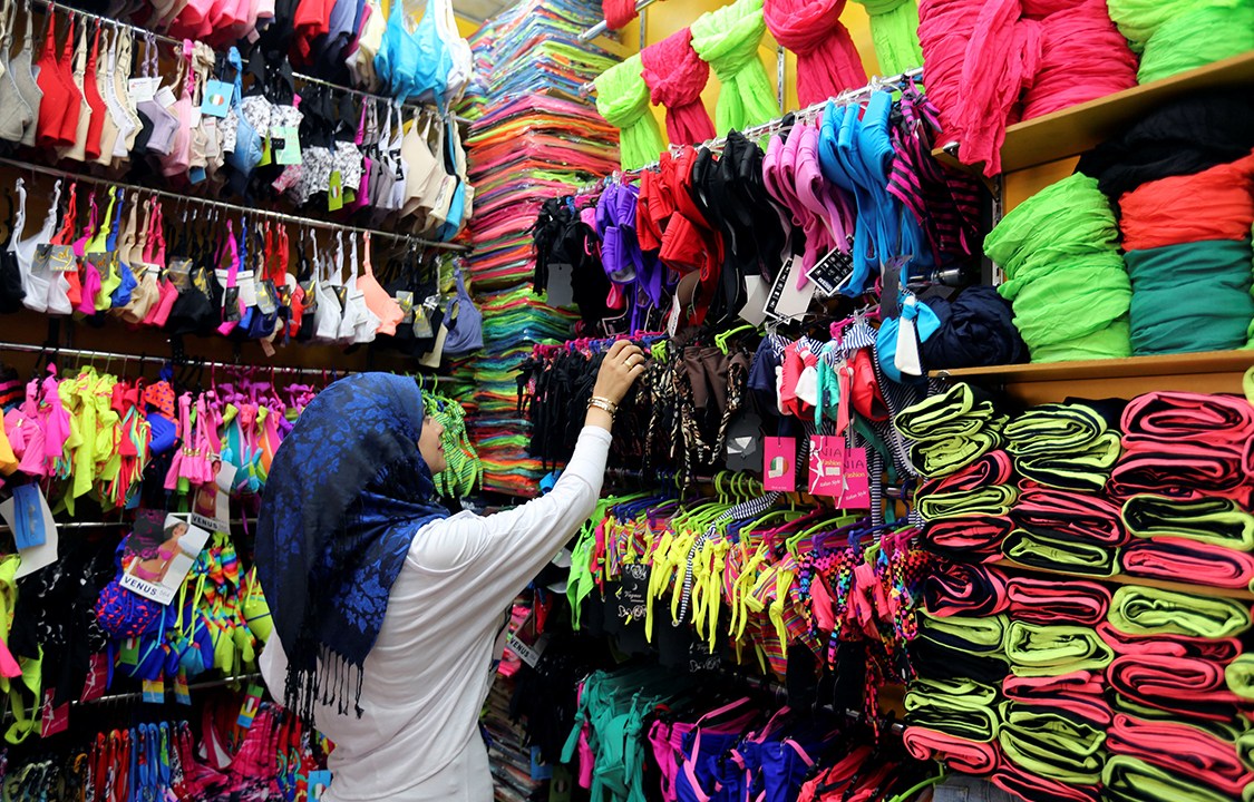 Mulher faz compras em uma loja em Beirute, no Líbano