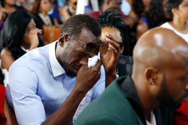 O campeão olímpico Usain Bolt chora durante o funeral do amigo e estrela do salto em altura Germaine Mason, morto em um acidente de moto, durante cerimônia em uma igreja em Kingston, na Jamaica - 22/05/2017