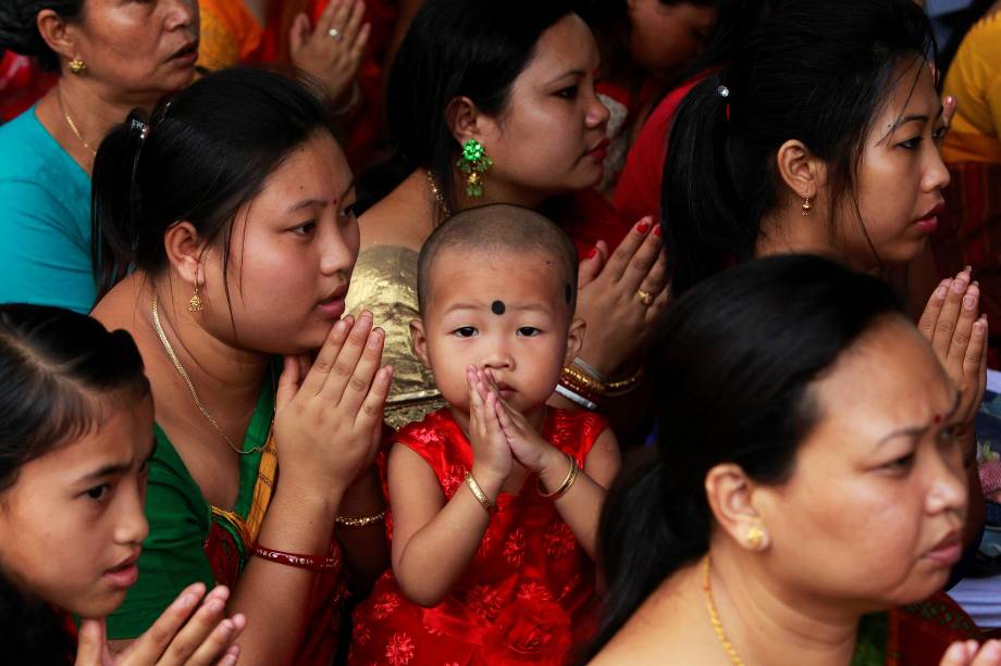 Criança participa das orações dentro de um templo budista na ocasião do festival de Buddha Purnima,  conhecido como o dia de Vesak, em Agartala, na Índia - 10/05/2017