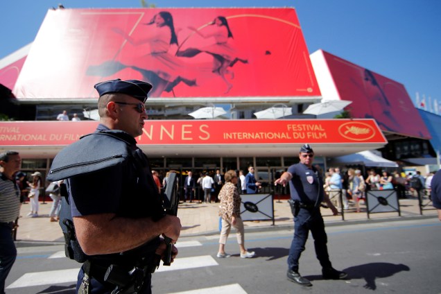 Polícia reforça a segurança antes da cerimônia de abertura do Festival de Cannes, na França - 17/05/2017