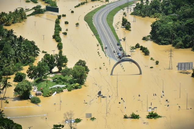 Imagem divulgada pela Força Aérea do Sri Lanka mostra inundações no distrito de Matara. As fortes chuvas de monção no Sri Lanka provocaram inundações e deslizamentos de terra que mataram pelo menos 91 pessoas  - 29/05/2017