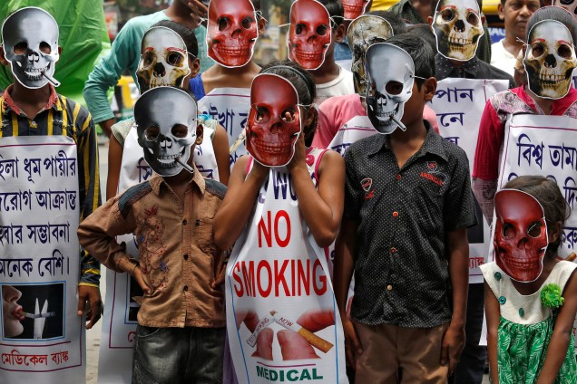 Crianças usam máscaras enquanto participam de uma campanha de conscientização contra o uso do tabaco para marcar o Dia Mundial Sem Tabaco em Calcutá, na Índia - 31/05/2017