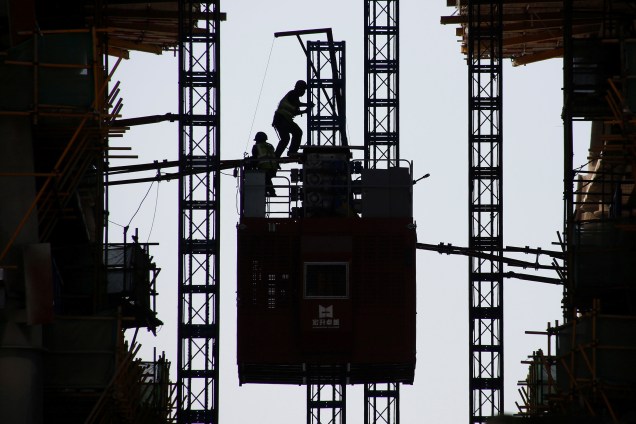 Homens trabalham em um canteiro de obras de um novo distrito financeiro em Pequim, na China - 23/05/2017