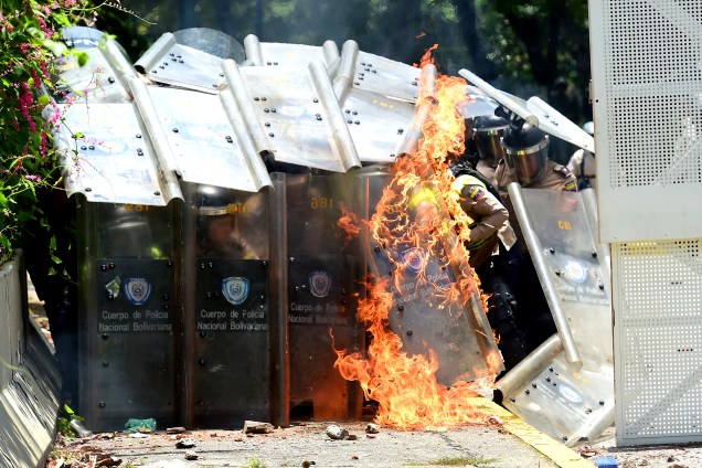 Estudante joga coquetel molotov na polícia durante protesto em Caracas, Venezuela, em oposição ao governo de Nicolás Maduro - 04/05/2017