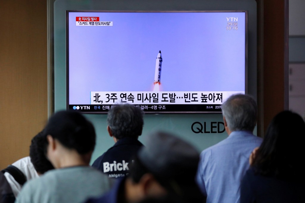 Coreia do Norte realiza teste com míssil balístico