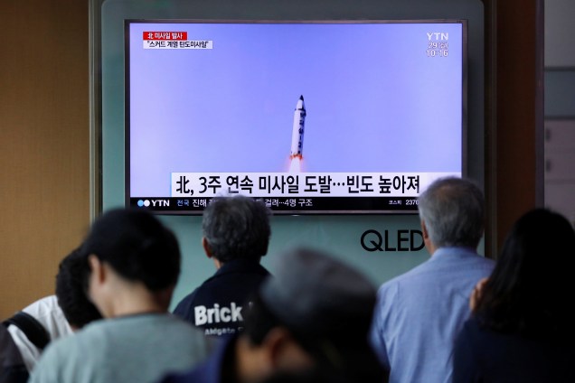 Pessoas assistem ao noticiário sobre um teste com míssil balístico da Coreia do Norte em uma estação ferroviária em Seul, na Coreia do Sul - 29/05/2017