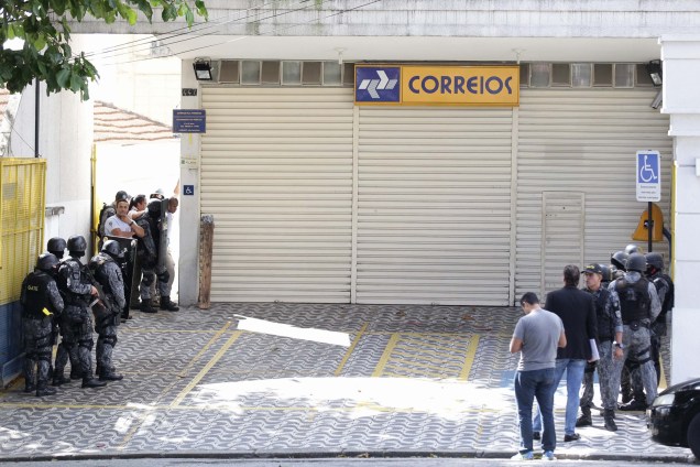 Criminosos fazem funcionários reféns em uma agência dos Correios, na Zona Leste de São Paulo - 15/05/2017