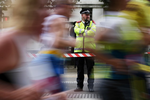Policiais fazem patrulha durante uma corrida de rua no centro de Londres. 
A Operação Temperer, que envolveu o envio de tropas armadas em patrulha conjunta com a polícia após os atentados de Manchester será encerrada após anúncio da primeira-ministra Theresa May, da redução do nível de ameaça terrorista no país - 29/05/2017