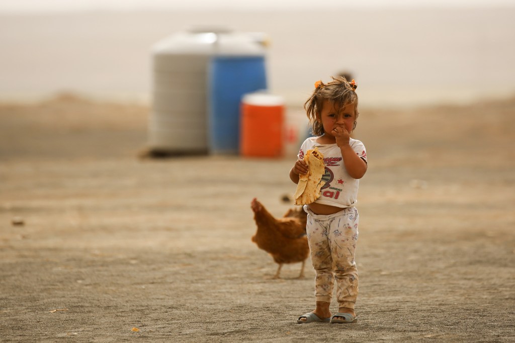 Imagens do dia - Criança é fotografada em um campo de deslocados na Síria