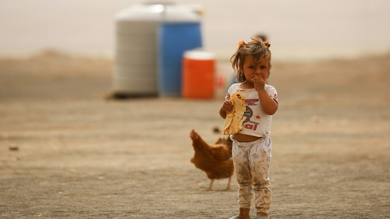Imagens do dia - Criança é fotografada em um campo de deslocados na Síria