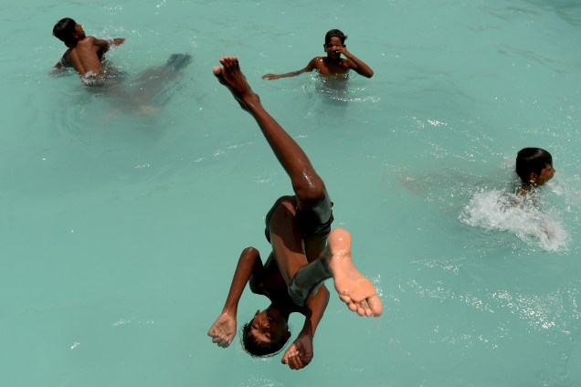 Crianças mergulham em uma piscina em Chennai, na Índia - 10/05/2017