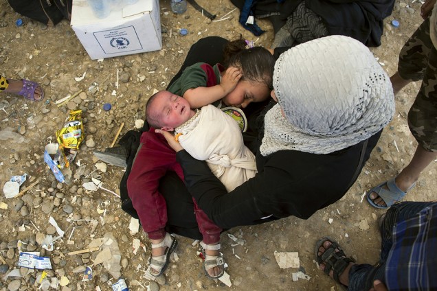 Mãe nina seus filhos em um acampamento para refugiados de Mosul, no Iraque - 15/05/2017