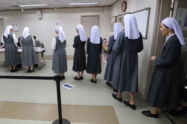 Religiosas católicas esperam em fila para votar na eleição presidencial em uma assembleia de voto em Seul, na Coreia do Sul - 09/05/2017