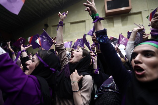 Apoiadores do presidente iraniano e candidato à reeleição, Hassan Rouhani, participam de um comício de campanha na cidade de Ardabil - 17/05/2017