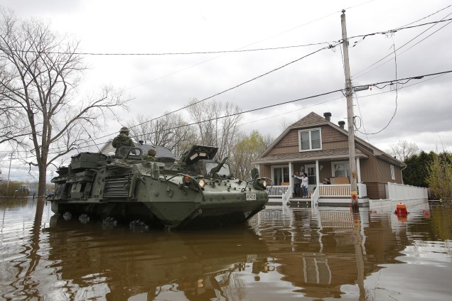 Soldados canadenses conversam com moradores  em uma área residencial inundada em Gatineau, Quebec, no Canadá - 09/05/2017