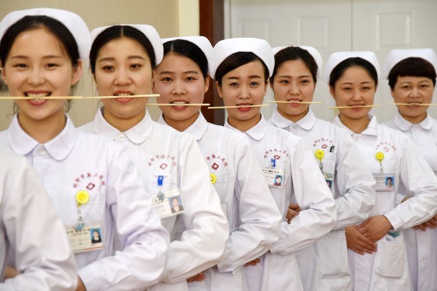 Enfermeiras praticam sorriso com ohashi em um hospital em Handan, província de Hebei, na China - 08/05/2017