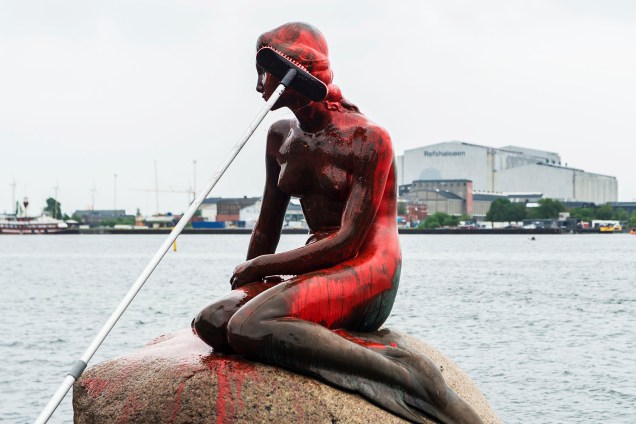 A famosa estátua da Pequena Sereia, amanhece coberta de tinta vermelha em Copenhague, na Dinamarca - 30/05/2017