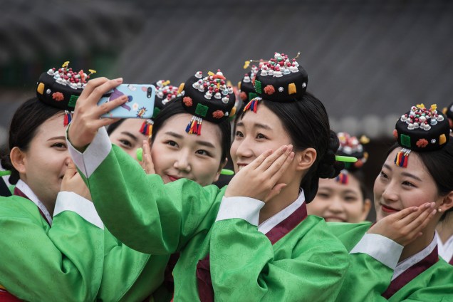 Estudantes sul-coreanas posam para um selfie durante cerimônia tradicional na vila de Namsan em Seul - 14/05/2017