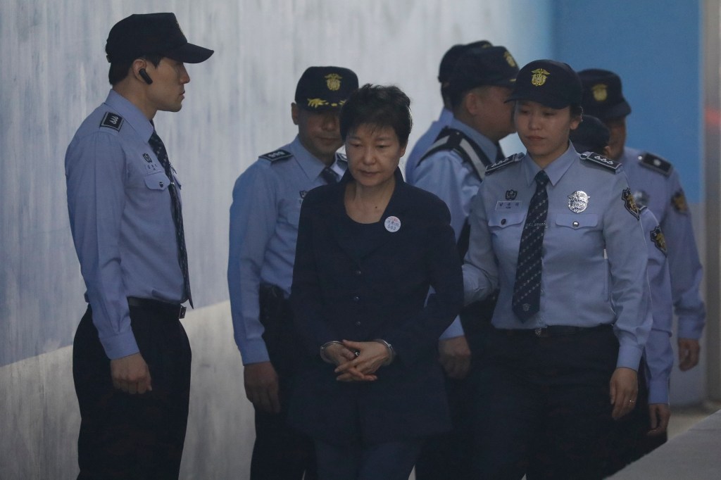 Imagens do dia - Ex-presidente sul-coreana chega escoltada à corte