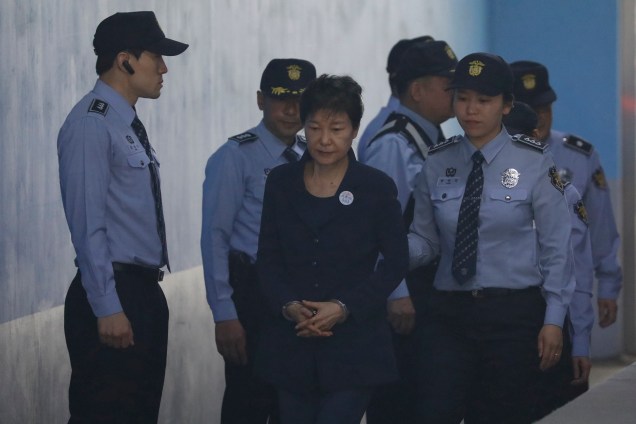 Park Geun-hye chega escoltada à corte em Seul. A ex-presidente sul-coreana   enfrenta julgamento sobre um escândalo de corrupção que levou à sua saída do poder - 23/05/2016