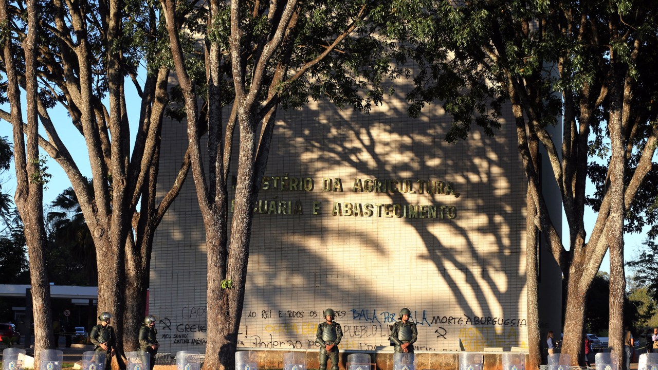 Imagens do dia - Soldados patrulha a Esplanada dos Ministérios em Brasília