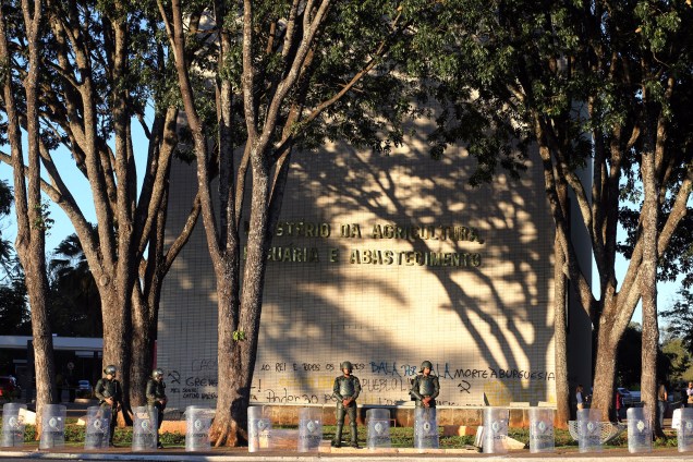 Soldados do Exército fazem a segurança em frente ao prédio do Ministério da Agricultura em Brasília após decreto presidente Michel Temer que convocou as Forças Armadas para garantir a ordem na Esplanada dos Ministérios em decorrência dos protestos que pediam a sua saída do governo - 25/05/2017