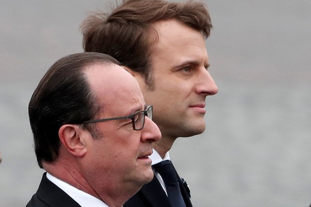 O presidente francês, François Hollande, e o presidente eleito, Emmanuel Macron, participam de uma cerimônia para marcar o fim da Segunda Guerra Mundial no túmulo do Soldado Desconhecido no Arco do Triunfo, em Paris - 08/05/2017