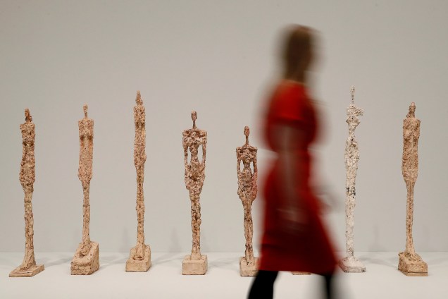 Obra 'Mulher de Veneza' do artista suíço Alberto Giacometti fotografada durante abertura da exposição 'Giacometti' na Tate Modern Gallery em Londres, na Inglaterra - 08/05/2017