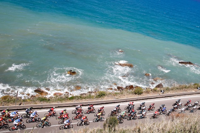 Ciclistas passam ao lado do Mar Mediterrâneo durante a quarta fase da centésima edição do Giro d'Italia no trecho de Cefalu ao vulcão de Etna - 09/05/2017