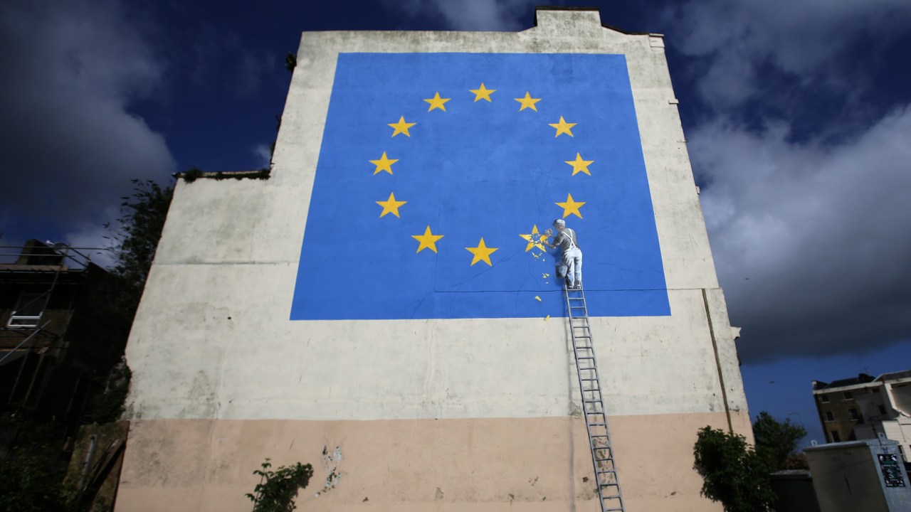 Imagens do dia - Banksy pinta mural em crítica ao Brexit