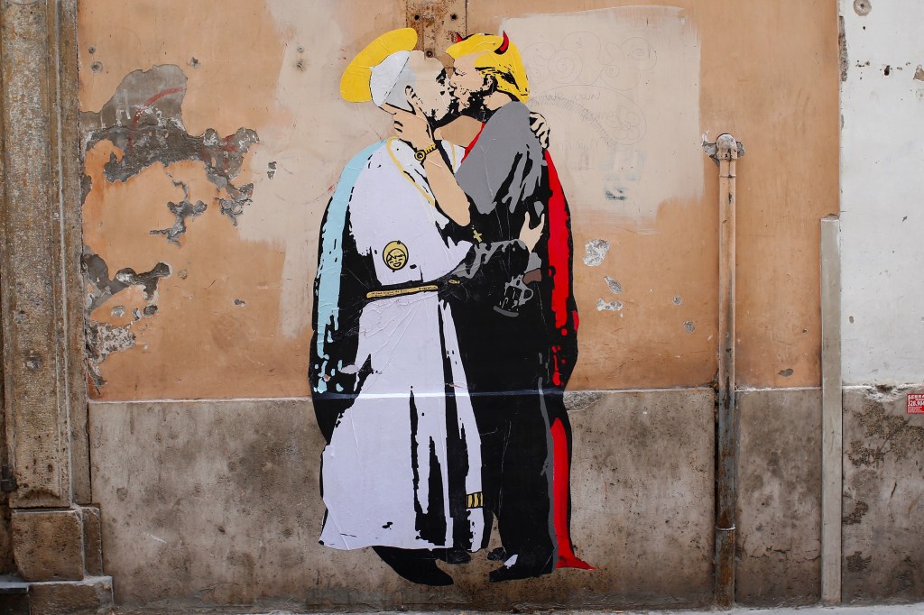 Imagens do dia - Papa Francisco e Trump 'se beijam' em mural na Itália
