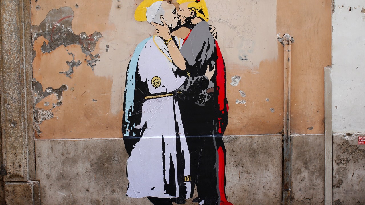 Imagens do dia - Papa Francisco e Trump 'se beijam' em mural na Itália