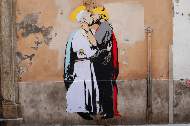Mural assinado por 'TV Boy' retrata o papa Francisco e o presidente dos Estados Unidos, Donald Trump, se beijando no centro de Roma, na Itália - 11/05/2017