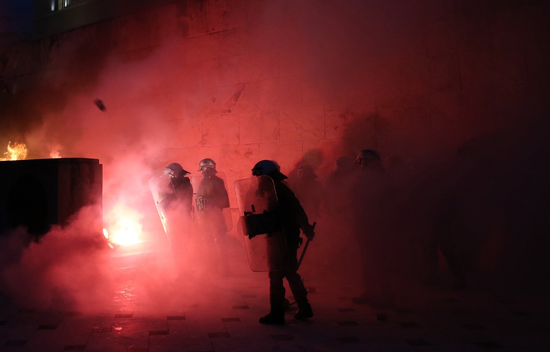 Policiais entram em confronto com manifestantes que protestam contra seus credores em frente ao Parlamento de Atenas