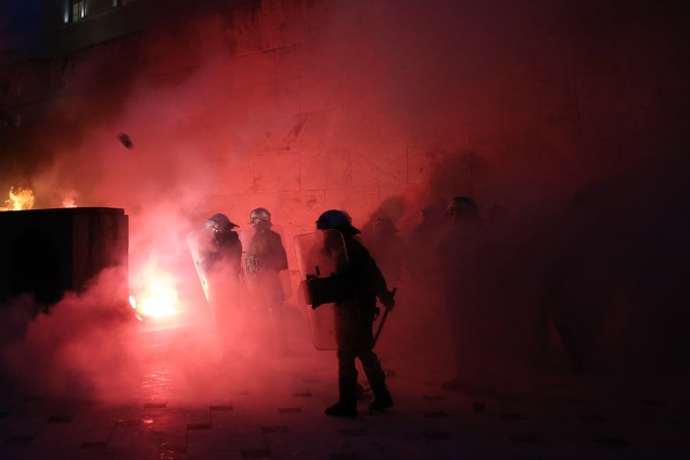 Policiais entram em confronto com manifestantes que protestam contra seus credores em frente ao Parlamento de Atenas - 19/05/2017