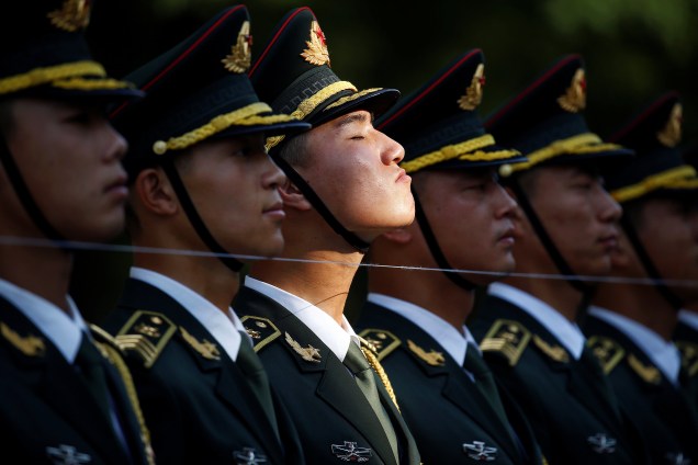 Membros da Guarda de Honra Chinesa se preparam para uma cerimônia de boas-vindas ao presidente da Argentina, Mauricio Macri, no Grande Salão do Povo em Pequim - 17/05/2017