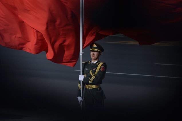 Guarda de honra chinesa se prepara para a chegada do presidente vietnamita Tran Dai Quang e do presidente chinês Xi Jinping durante cerimônia de boas-vindas no Grande Salão do Povo, em Pequim - 11/05/2017