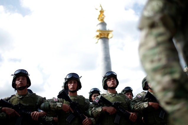 Soldados marcham durante cerimônia de comemoração do Dia da Independência da Geórgia, em Tbilisi - 26/05/2017