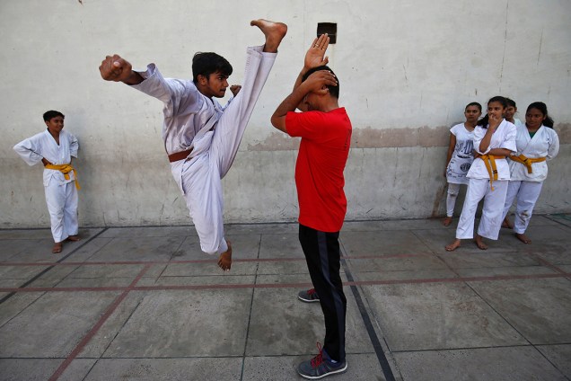 Estudante pratica artes marciais em uma escola de lutas em Ahmedabad, na Índia - 190/5/2017
