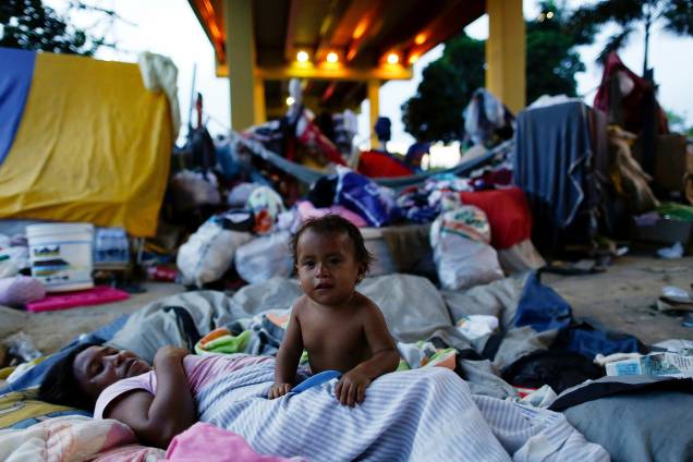 Indígena da etnia Warao do Delta do Orinoco, no leste da Venezuela, são vistos debaixo de um viaduto junto a um terminal de ônibus em Manaus, no Amazonas - 08/05/2017 Indígena da etnia Warao do Delta do Orinoco, no leste da Venezuela, são vistos debaixo de um viaduto junto a um terminal de ônibus em Manaus, no Amazonas - 08/05/2017