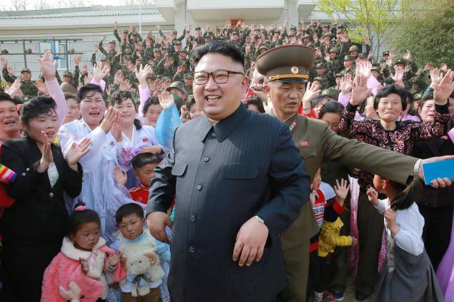 O ditador Kim Jong Un inspeciona o destacamento de defesa na Ilha Jangjae e o destacamento de defesa do Herói na Ilha Mu, na Coreia do Norte - 05/05/2017