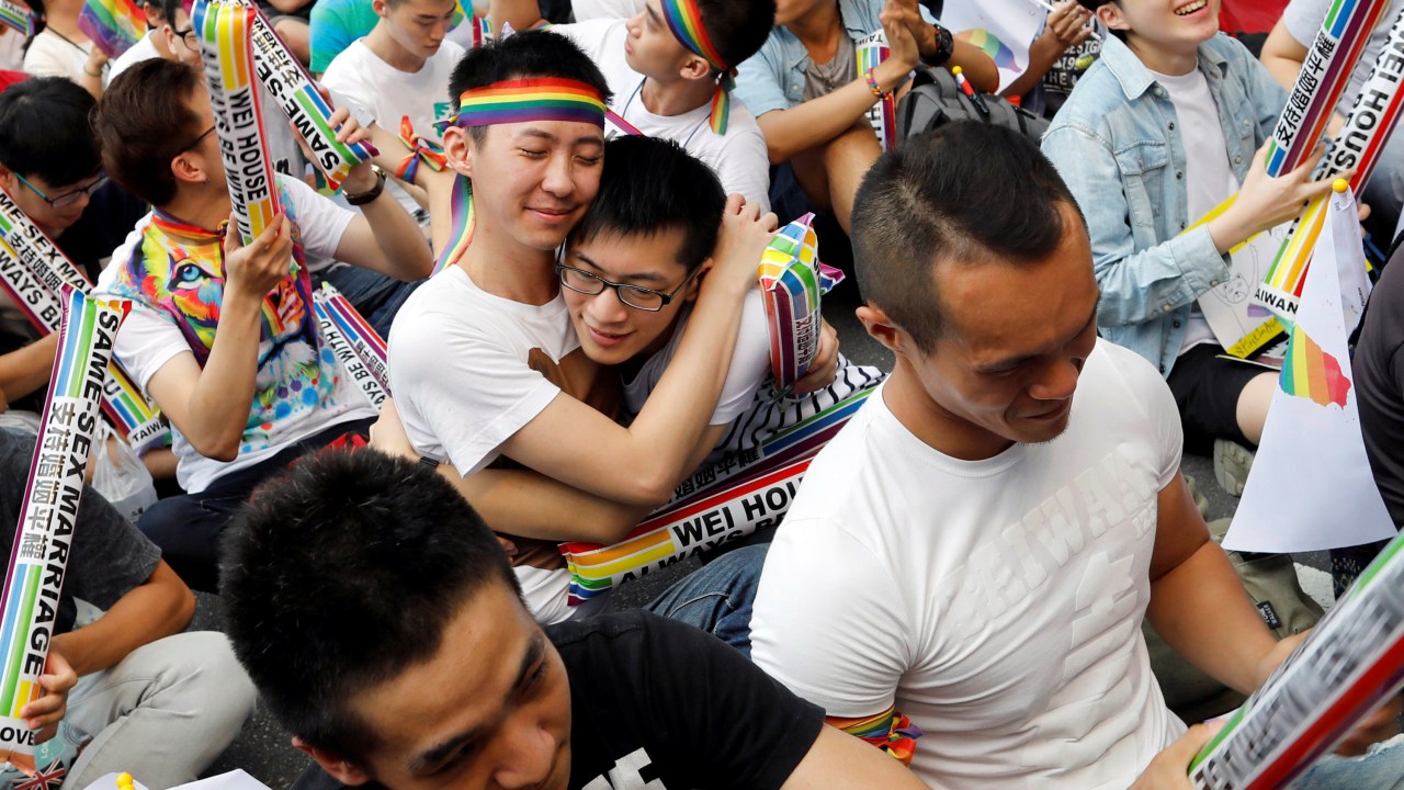 Imagens do dia - Manifestantes comemoram a legalização do casamento gay em Taiwan
