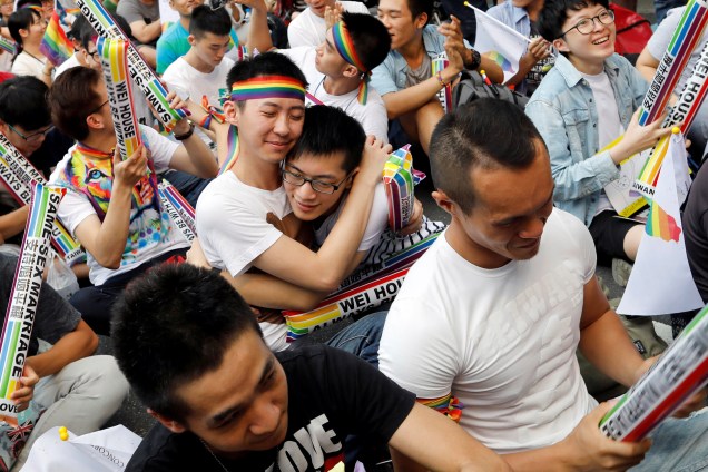 Ativistas se abraçam durante manifestação em Taipei, após decisão do tribunal constitucional de Taiwan favorável à legalidade do casamento entre pessoas do mesmo sexo - 24/05/2017
