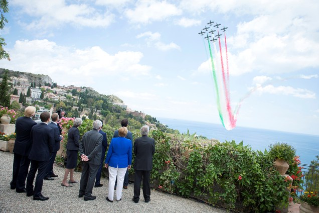 Líderes do G7 observam esquadrão de fumaça desenhar a bandeira da Itália no céu, pouco antes da reunião em Taormina, na Itália - 26/05/2017