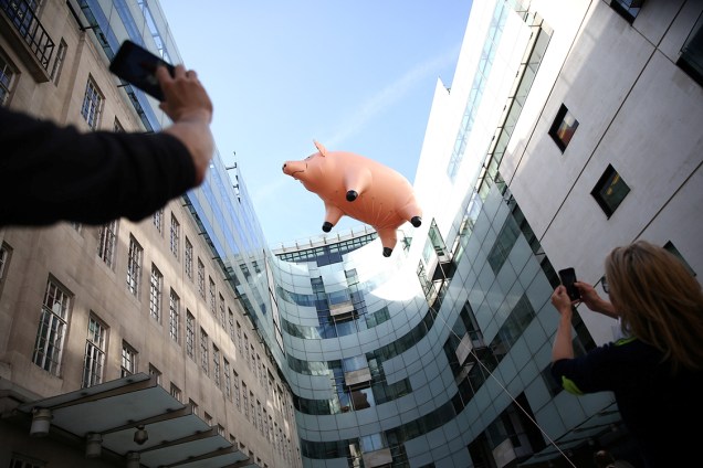 Porco gigante inflável flutua em Londres para promover a exibição da banda Pink Floyd, na Inglaterra - 10/05/2017