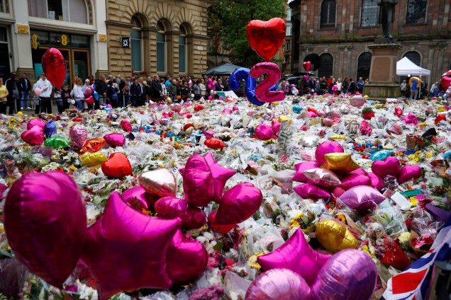 Flores e balões são deixados em um memorial às vítimas do ataque terrorista na Manchester Arena na St Ann's Square, em Manchester, na Inglaterra - 29/05/2017